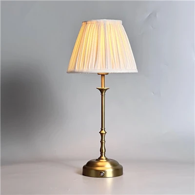 Oppladbar bordlampe i messing